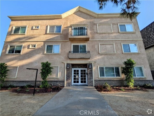 Building Photo - 17330 Chatsworth St Rental