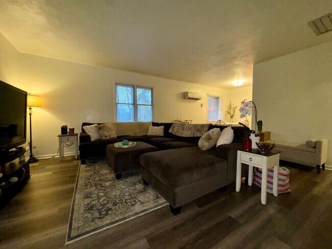 Photo - 2 Bed, 1 Bath Apartment On Houston Street