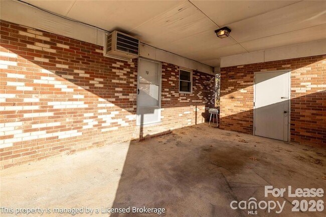 Photo - 213 Roslyn Rd