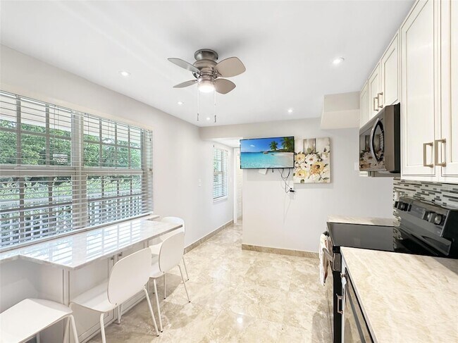 Photo - 3505 Oaks Way Unidad 310