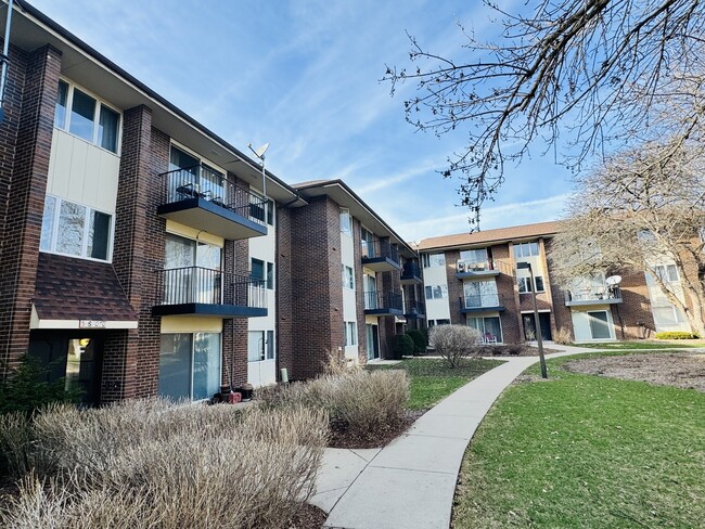 Photo - 5S070 Pebblewood Ln Unit F11