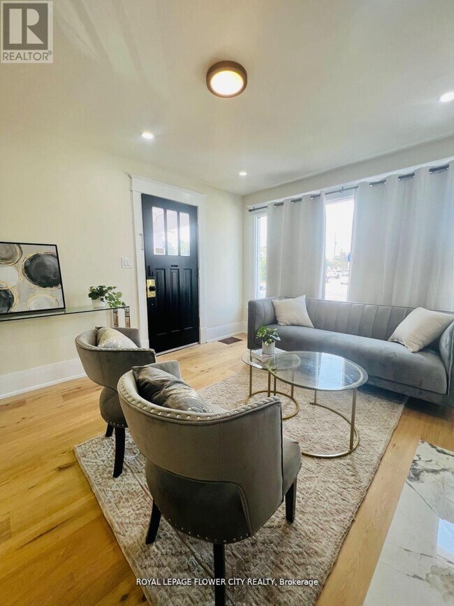 Photo - 346 Wharncliffe Rd S