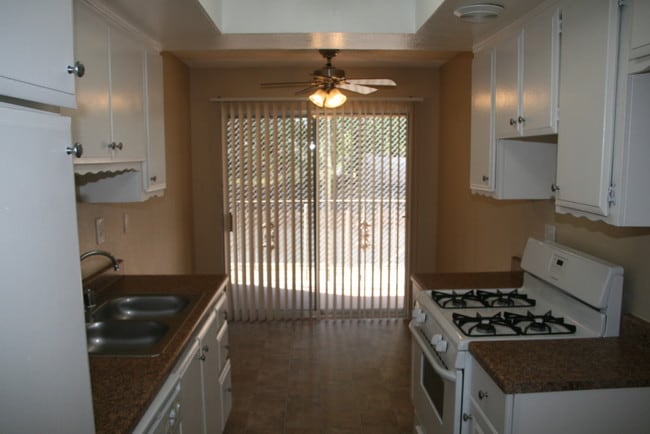 Villa De Oro Apartments