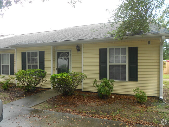 Meridian Place 2 Bedroom 2 Bath Townhome close to Folly Beach- Vaulted Ceilings and Fenced in Yard - 1288 Apex Ln Rental