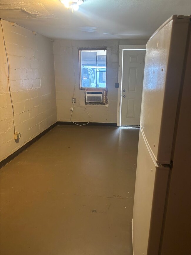 Building Photo - 222 W Ferry St Unit Salina 19 Rental
