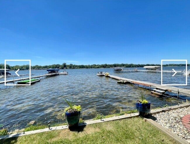 Waterfront view just steps from apt - 33490 N Lake Shore Dr Unit Studio apartment