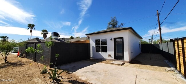 Building Photo - 1420 E Almeria Rd Rental