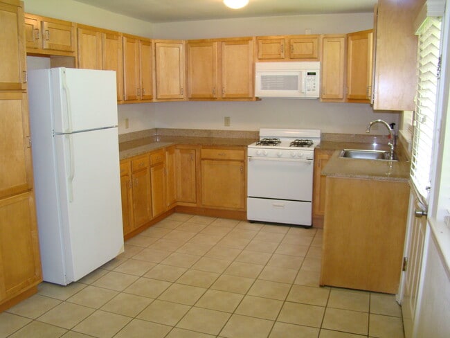 Kitchen - 4208 Tartan Dr