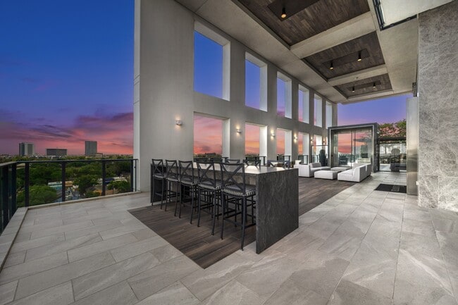 Logia en el noveno piso que ofrece vistas del centro de Houston y áreas de comedor y acogedoras salas de estar