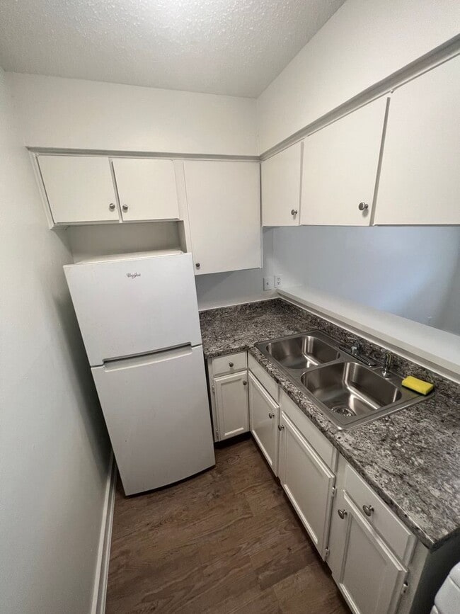 Building Photo - Great one bedroom in Hyde Park Unit 110