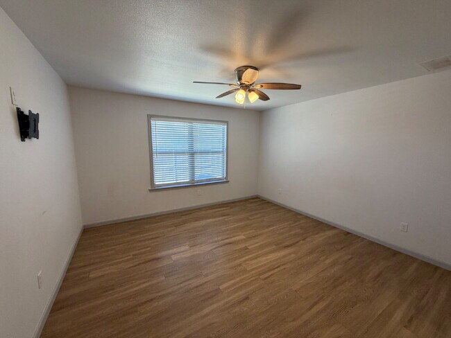 Luxurious Two-Bedroom Townhome Located In Lincoln 16!