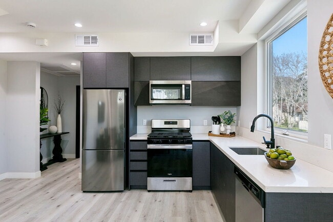 Building Photo - 13637 N Fellows Ave Unit .25