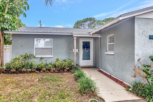 Photo - 3 BEDROOM 2 BATHROOM POOL HOME LOCATED IN ST. PETERSBURG