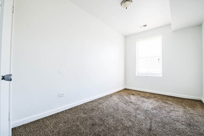 Photo - 7055 S St Lawrence Ave Chicago, IL 60637