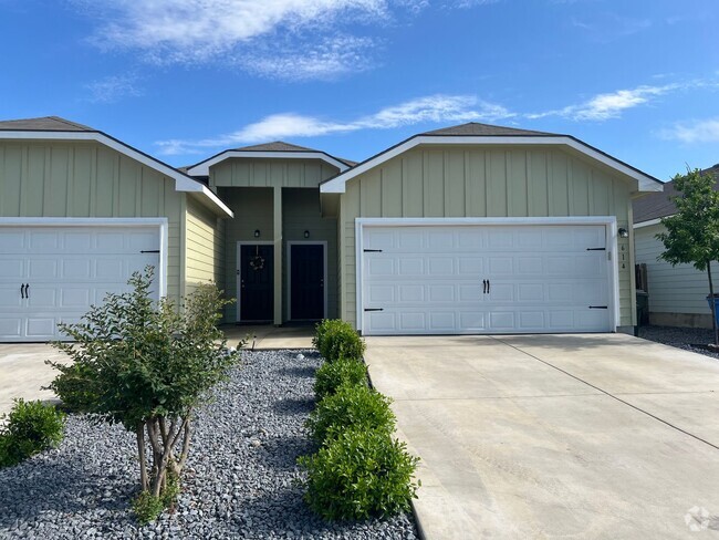 Building Photo - Luxury 3/2 Duplex in Seguin, Texas Rental