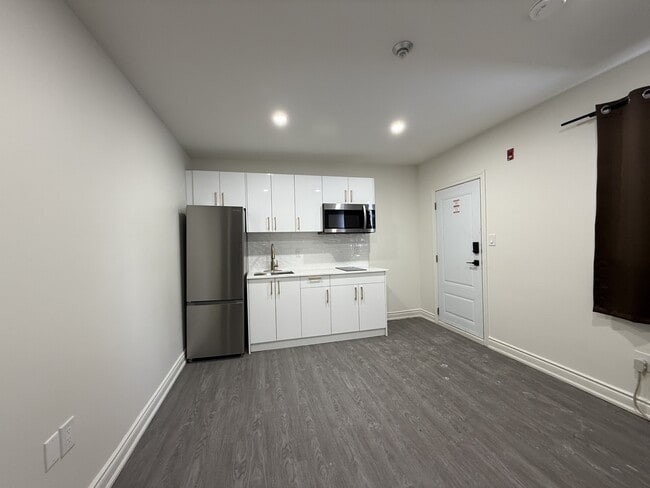 Building Photo - 7800 Lundy's Ln Unit 101