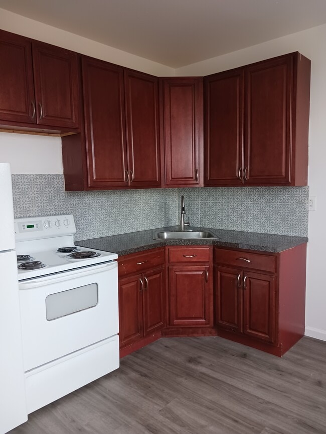 kitchen - 32 Bay Ave Unit 2