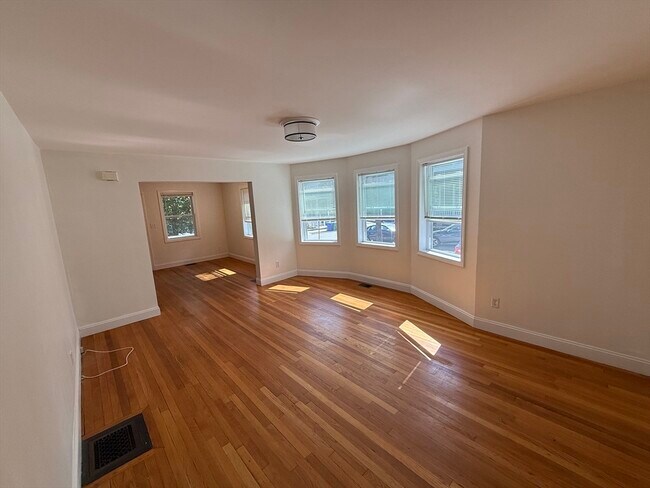 Building Photo - 87 Floral St Rental
