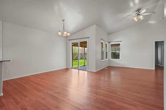 Photo - 979 Peregrine Dr