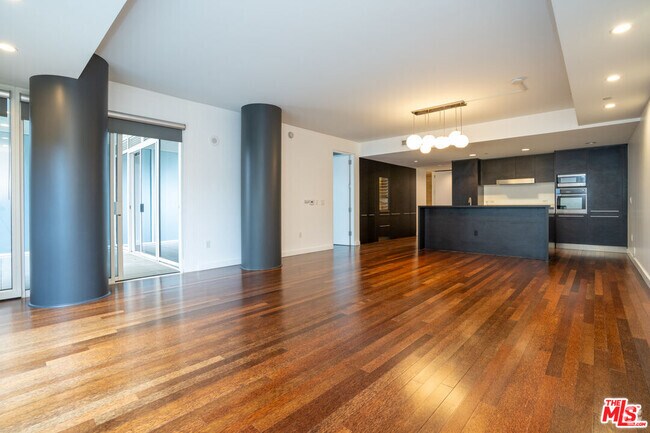 Building Photo - 6250 Hollywood Blvd Unit 4D Rental