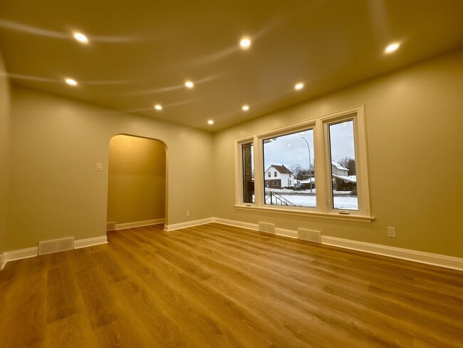 Photo - 2126 Arthur St E