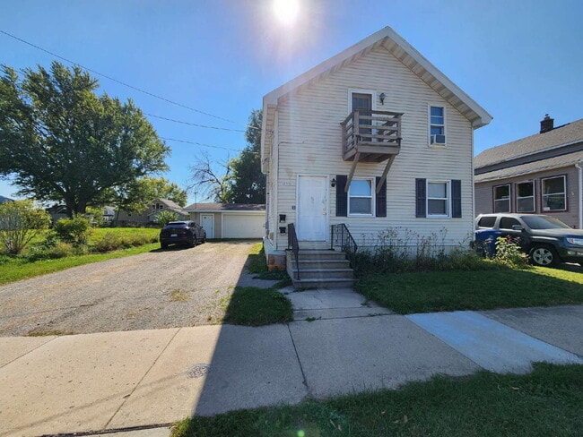 Building Photo - 2 Bedroom Lower with Garage Unit B