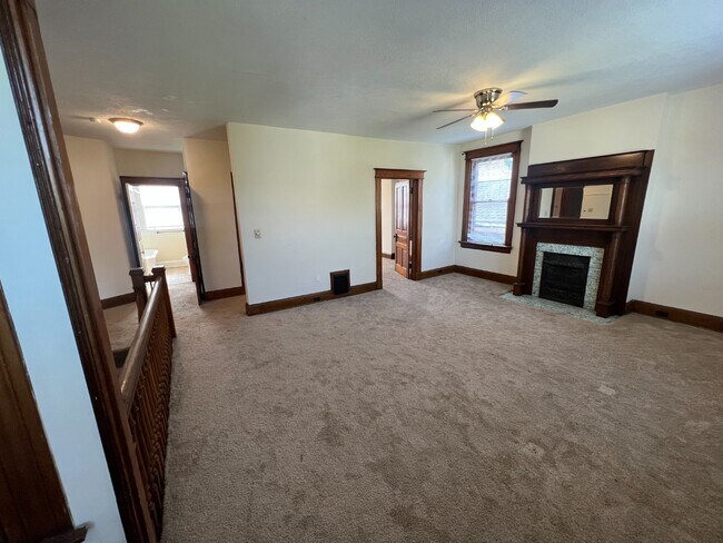Photo - Spacious 2-Bed Near UC Medical Campus — Modern Updates, Central HVAC, Off-Street Parking Unidad 3