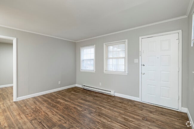 2BR, 1BA - 750SF - Living Room - Oaklawn West
