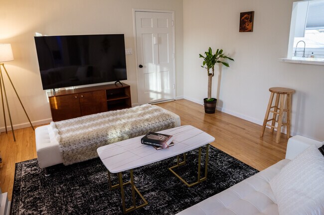 Photo - 1621 Campus Rd