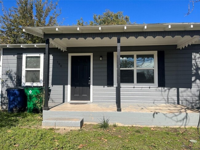 Building Photo - Minutes from Decatur Square 3 Bedroom 1 Bath