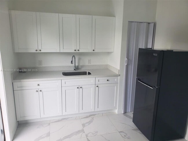 Building Photo - 1718 SW 57th Ave Unit 5 Rental