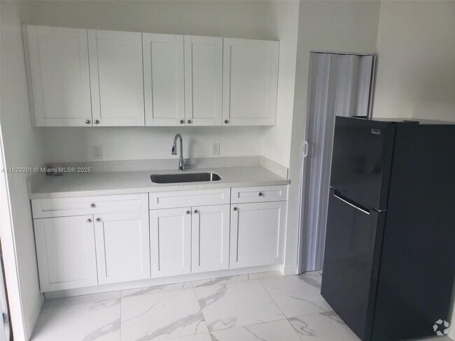 Building Photo - 1718 SW 57th Ave Unit 5 Rental
