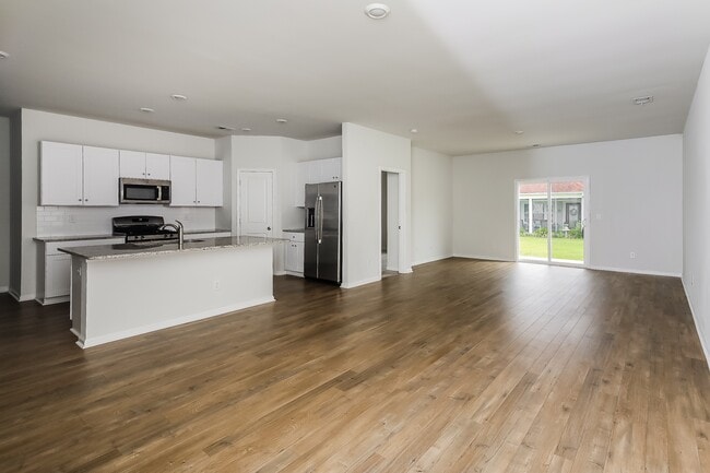 Photo - 136 Reindeer Rd S