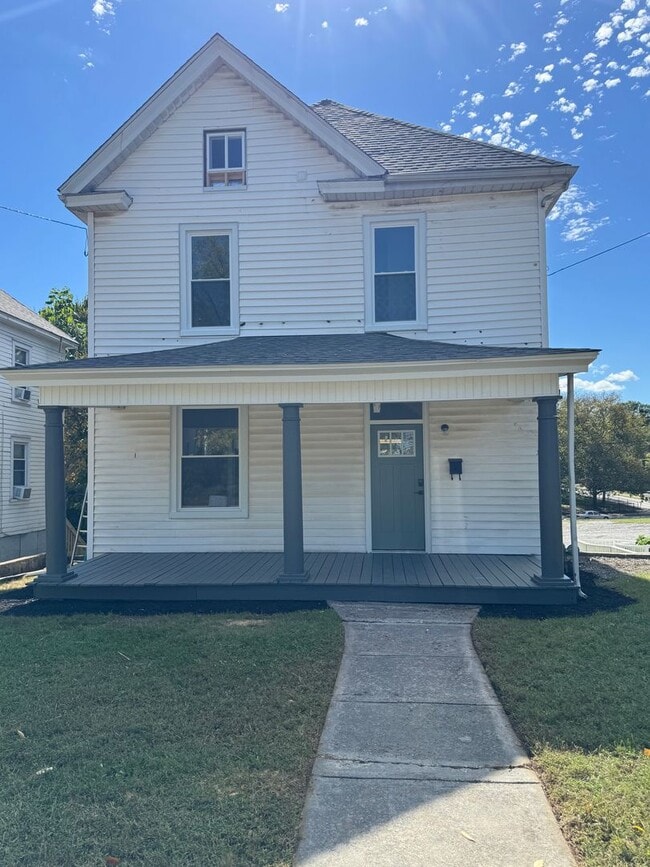 Building Photo - Updated 3-Bedroom, 2-Bath with all new app...