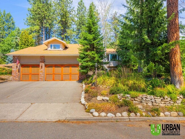 Building Photo - Spacious 4-Bedroom Home with Expansive Lay...