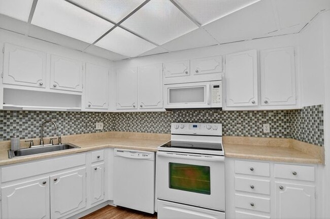 Building Photo - 1000 Lowry St Unit 1000 Lowry Street 2g, Del