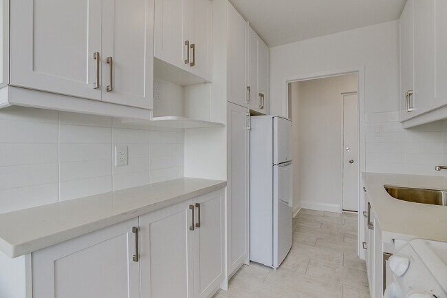 1 Bed - Kitchen - 29 Upper Canada Drive