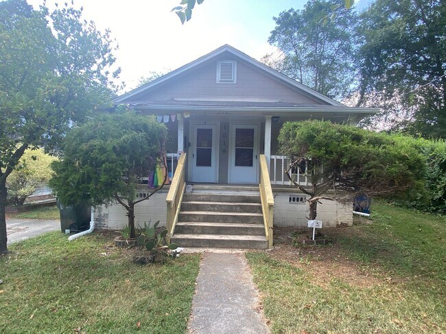 Building Photo - 1 Br Duplex Near Duke East - Fenced Yd - Huge Kitchen! Unit B