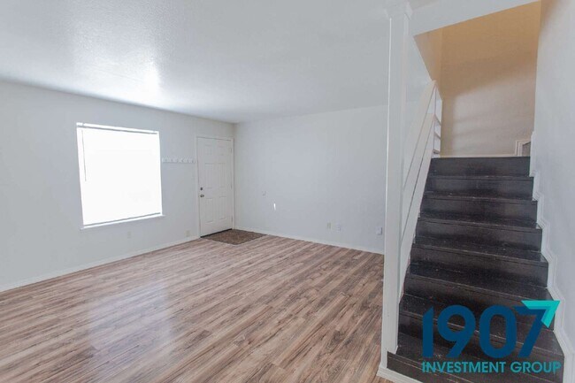 Photo - 611 Sinclair Dr