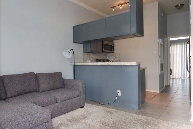 Photo - Wesdgewood West Campus - 1BD / !BA - 10 Ft Ceilings - Nodern Appliances - Gated - W/D -  $1000