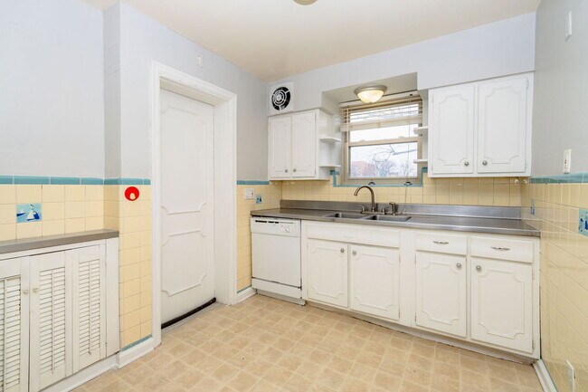 Building Photo - 2802 Digby Ave Unit 5