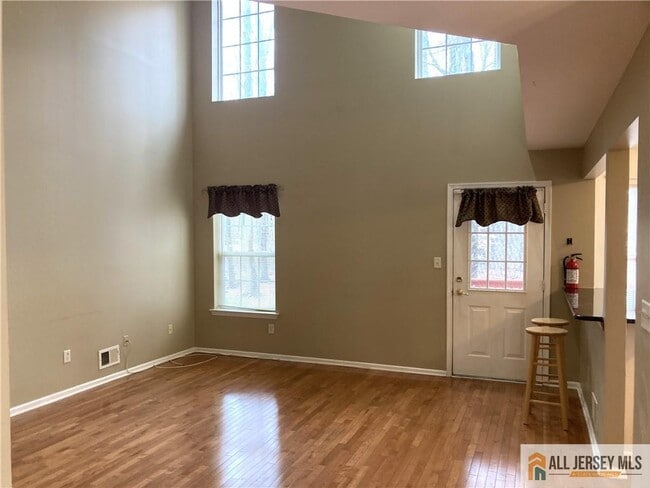 Photo - 212 Hawthorne Rd