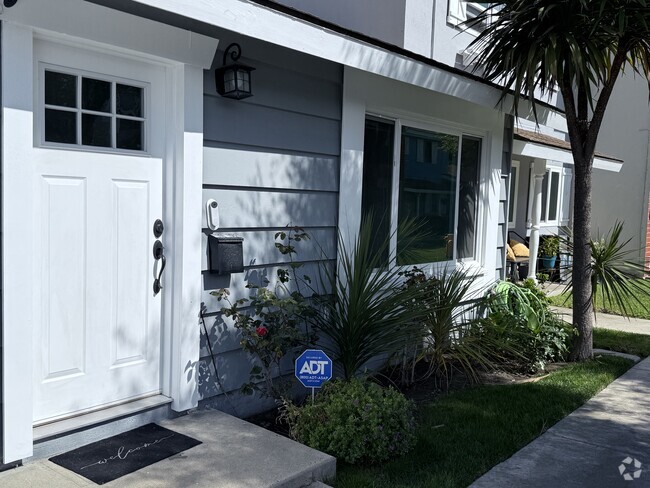 Building Photo - 10152 Ascot Cir Unit Coastal one level home