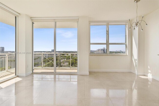 Photo - 19501 W Country Club Dr Unidad 1009