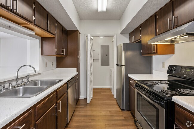 1BR, 1BA - 768SF - Kitchen