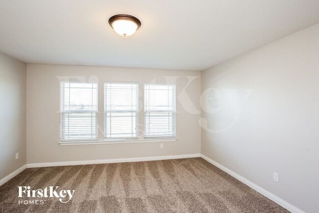 Photo - 688 S Parkway Ave