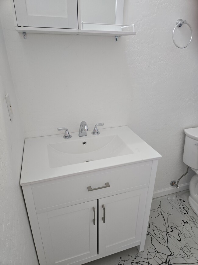 Photo - 1410 S 37th St Unidad studio