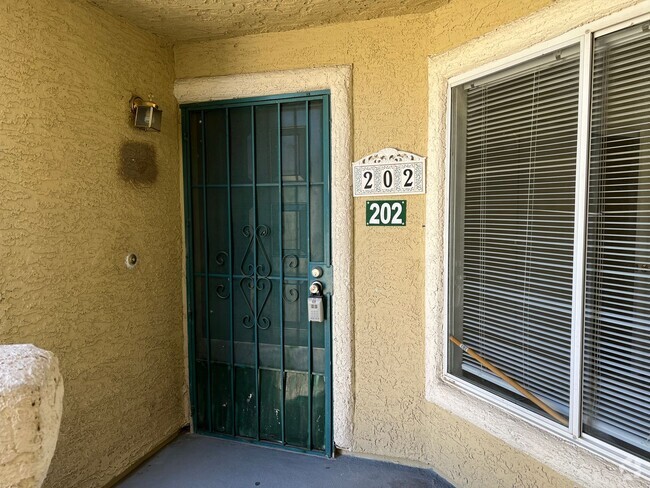 Building Photo - Cute 2 Bedroom Upstairs Unit Rental