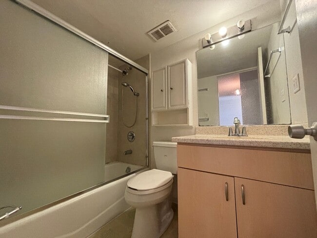 Photo - Pet Friendly 2 bedroom 1 bathroom Condo For Rent - Near Ala Moana, Don Quijote, Walmart, Sam's Club Unit 1107