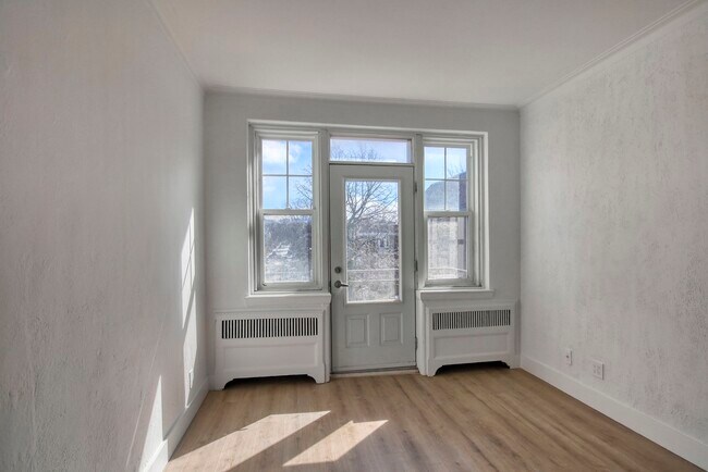 Photo - 4715 Chem. Queen Mary Unit 20